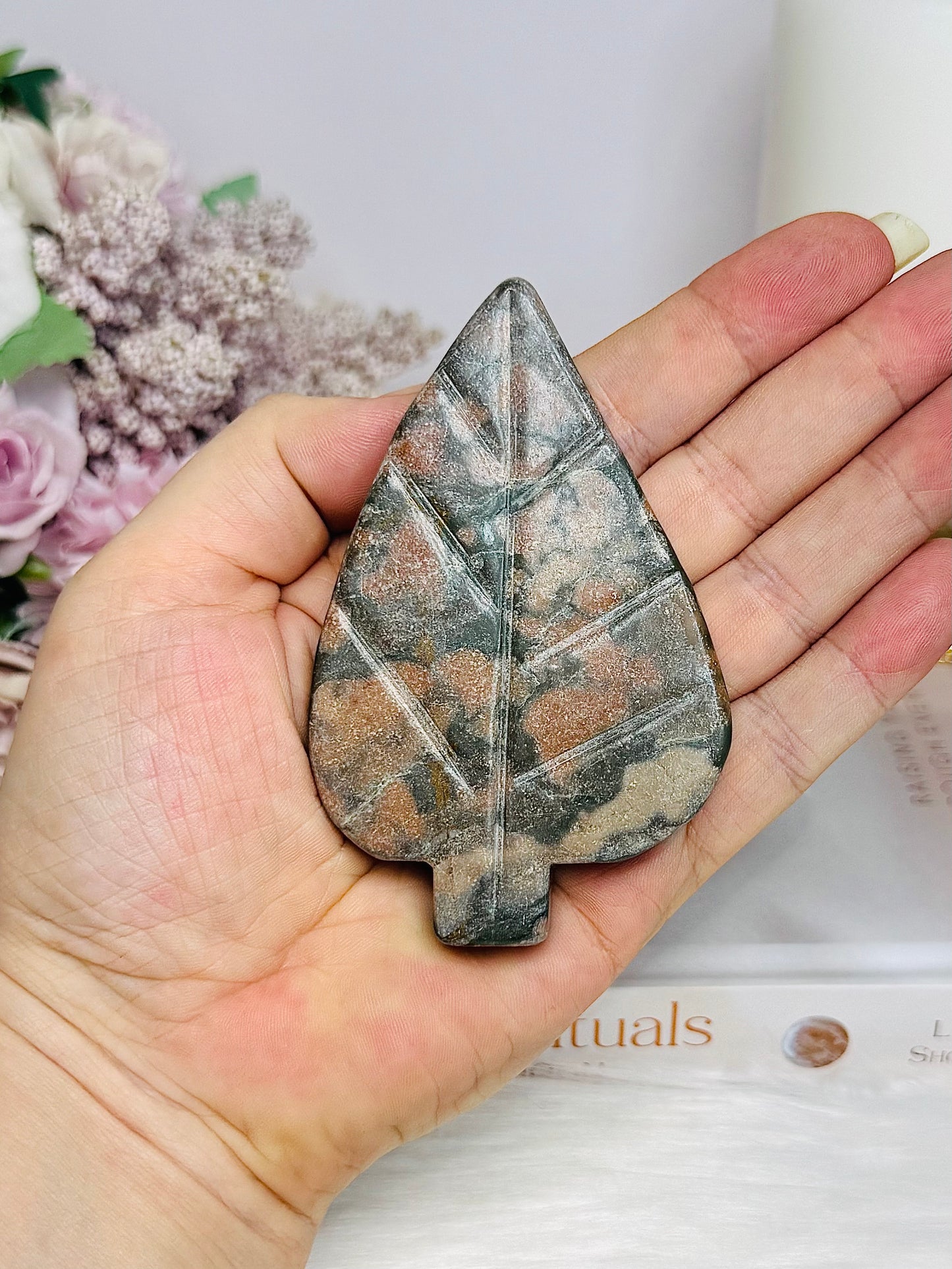 Que Sera Carved Leaf 9cm